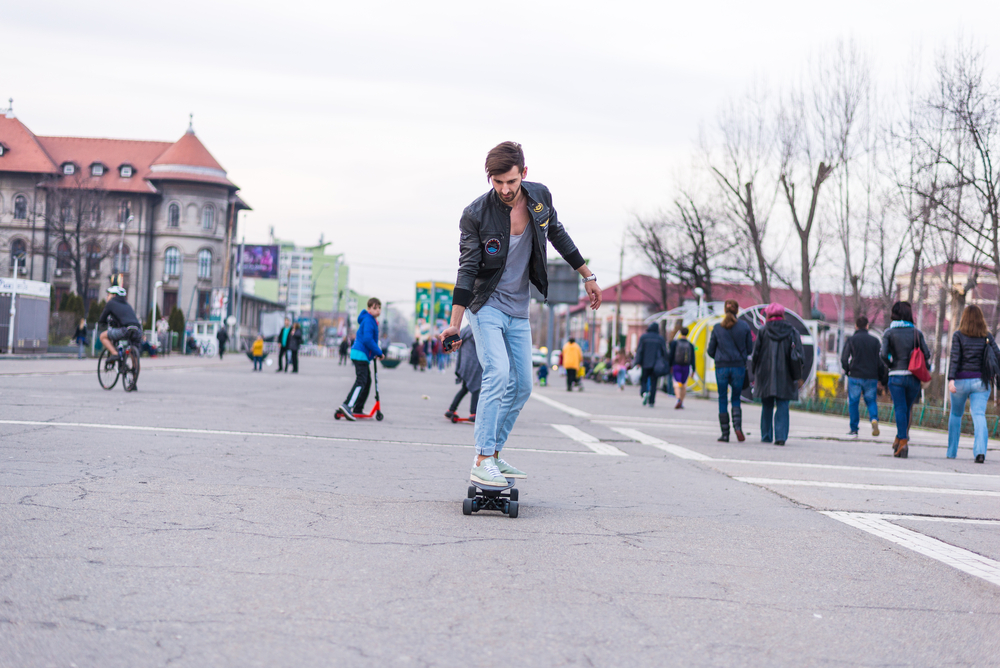 4 avantaje pe care ti le ofera un skateboard electric