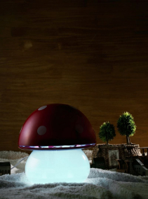 Resigilat! Umidificator Duux Mushroom Rosu, Rata umidificare 220 ml/ora, Consum 20W/h, Debit aer 30 mc/h, Veioza